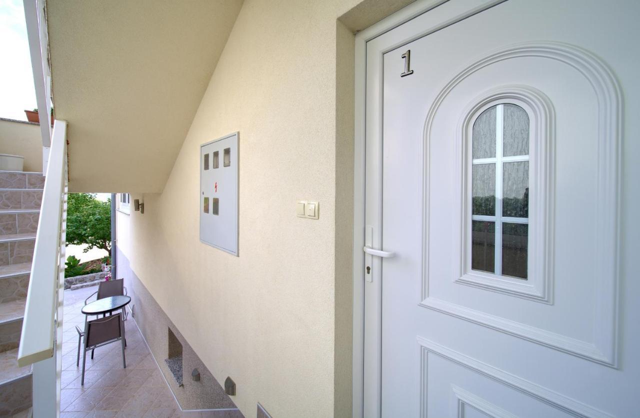 Apartmani Mara Matic Малинска Экстерьер фото